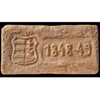 Címeres tégla falburkolat