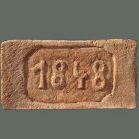 Címeres tégla falburkolat